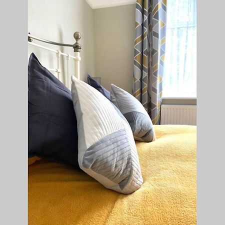 Spacious 2 Bed Apt Sleeps 4 Near Bournemouth Beach Bagian luar foto