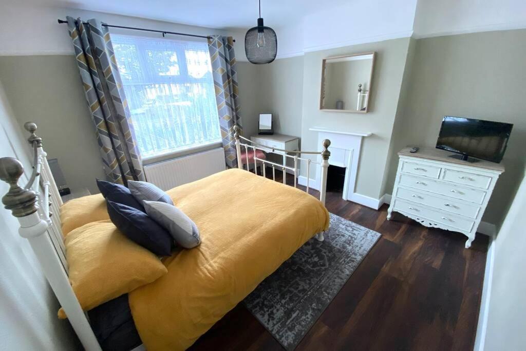 Spacious 2 Bed Apt Sleeps 4 Near Bournemouth Beach Bagian luar foto