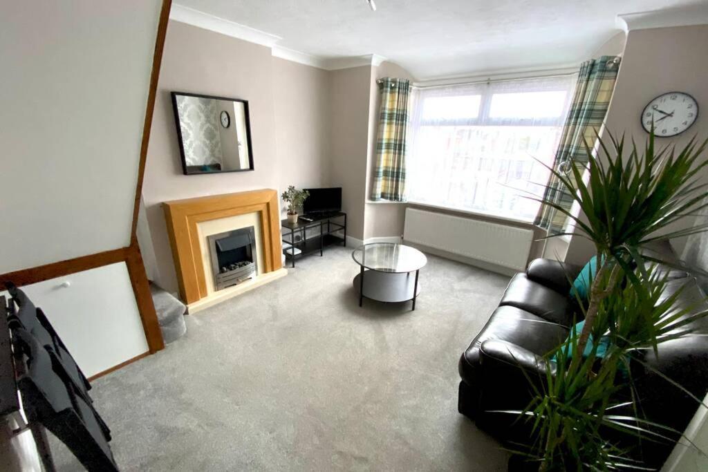 Spacious 2 Bed Apt Sleeps 4 Near Bournemouth Beach Bagian luar foto