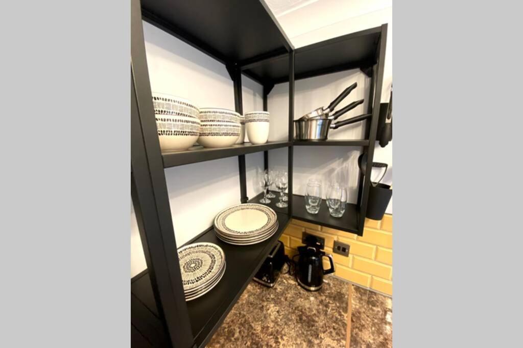 Spacious 2 Bed Apt Sleeps 4 Near Bournemouth Beach Bagian luar foto