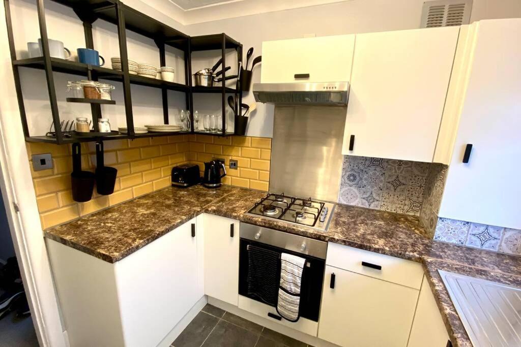 Spacious 2 Bed Apt Sleeps 4 Near Bournemouth Beach Bagian luar foto